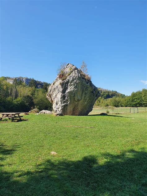 Un rocher mystérieux au milieu de l'herbe