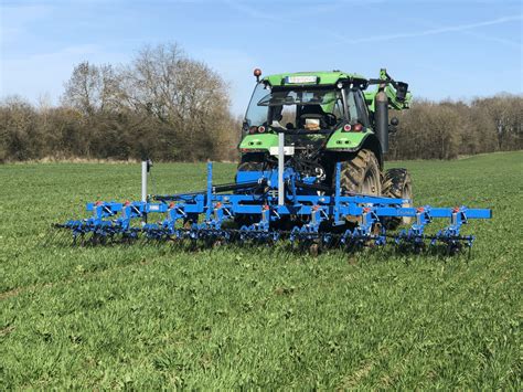 Vignoble avec bineuse hydraulique en action
