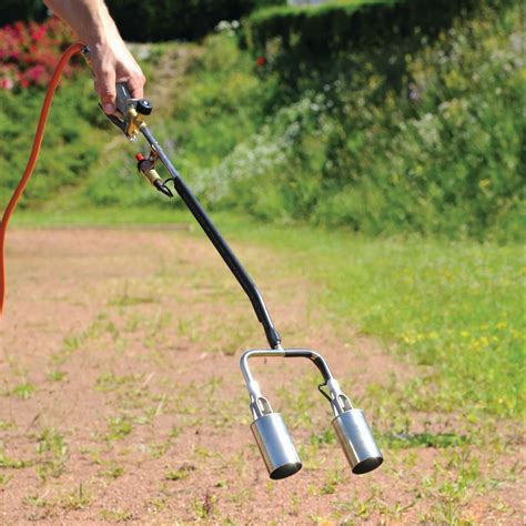 illustration d'un désherbeur thermique au propane en action sur des mauvaises herbes