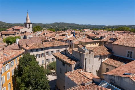 Vue des ruelles médiévales du centre-ville de Brignoles