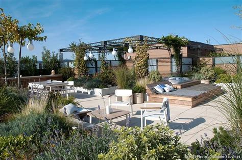 Jardin sur toit-terrasse d'une entreprise