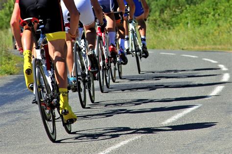 Coureur cycliste dans un peloton