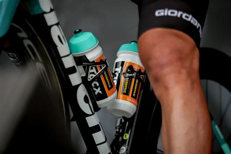 Cycliste recevant un bidon