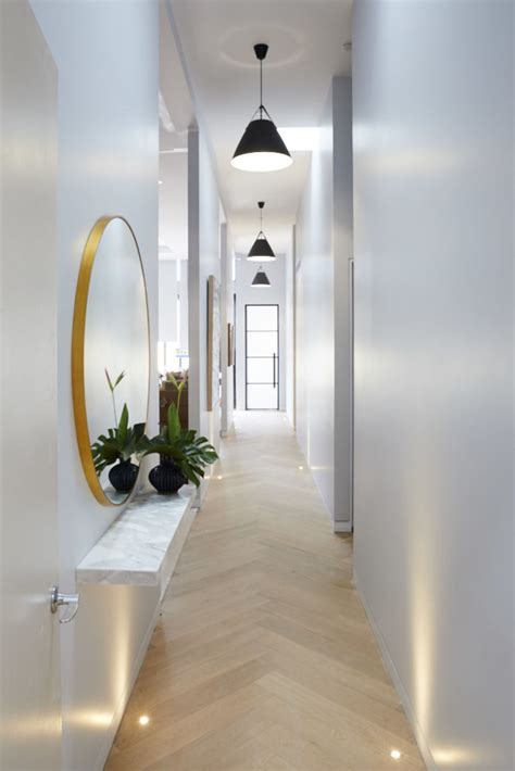 Miroirs dans un couloir étroit