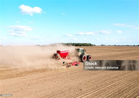 Champs agricoles avec un tracteur semant des graines