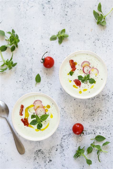 variété de soupes froides d'été