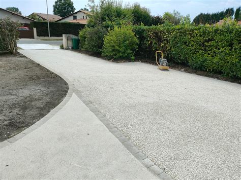 Allée en calcaire compacté dans un jardin