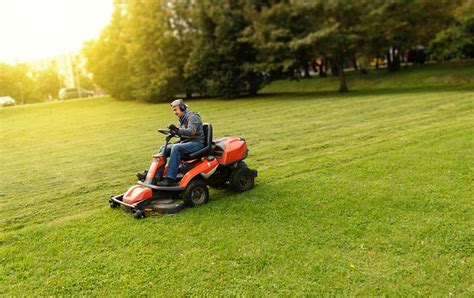 Tracteur tondeuse en action sur une grande pelouse
