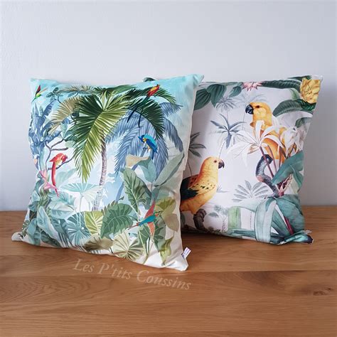 Coussins aux motifs végétaux tropicaux sur un canapé