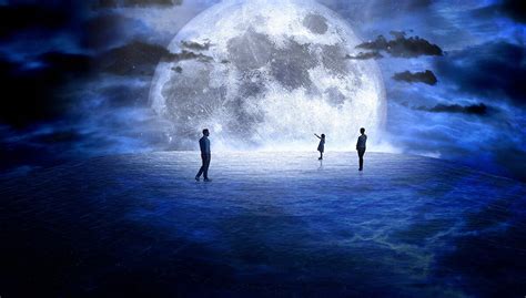 Image symbolique d'une main tenant une graine sous la lumière de la Lune