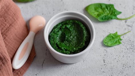 Bébé mangeant de la purée de légumes