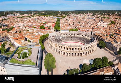 Vue aérienne typique des rues de Nîmes
