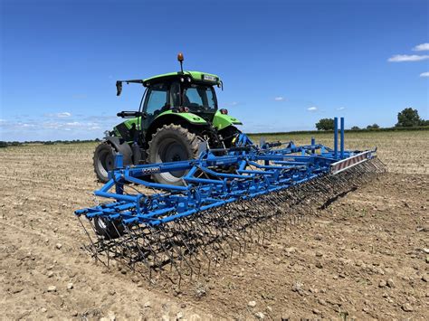 Herse étrille en action dans un champ