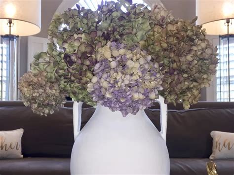 Arrangement floral avec des hortensias séchés