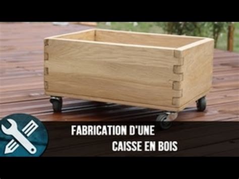 Exemple de caisse en bois mobile équipée de roulettes robustes sur des renforts en bois