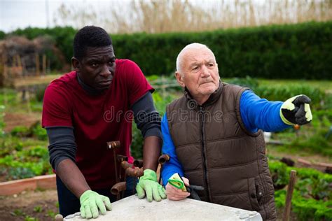 Voisins discutant amicalement dans un jardin