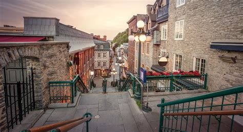 Vue des rues pavées et des maisons coloniales de Charleston