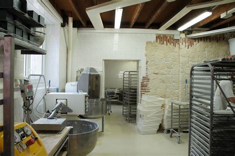 Photo d'un laboratoire de boulangerie professionnel équipé de pétrins et fours de haute performance