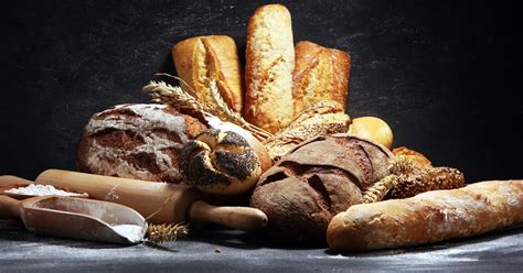 Illustration d'une variété de pains artisanaux aux côtés d'ustensiles de boulangerie modernes