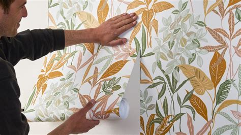 une image montrant une personne posant du papier peint sur un mur, avec le mode d'emploi détaillé