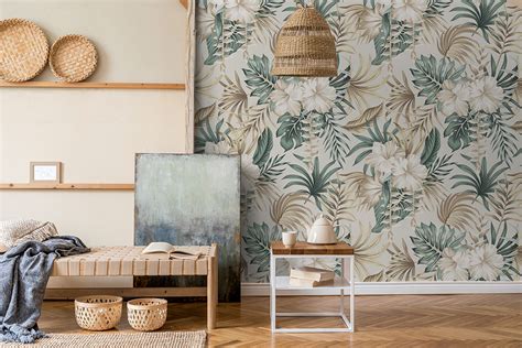 une image d'un intérieur avec un papier peint végétal, des plantes grasses dans des pots et des accessoires en matières naturelles
