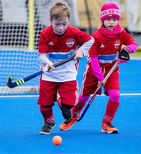 Enfant jouant au hockey sur gazon avec des chaussures adaptées