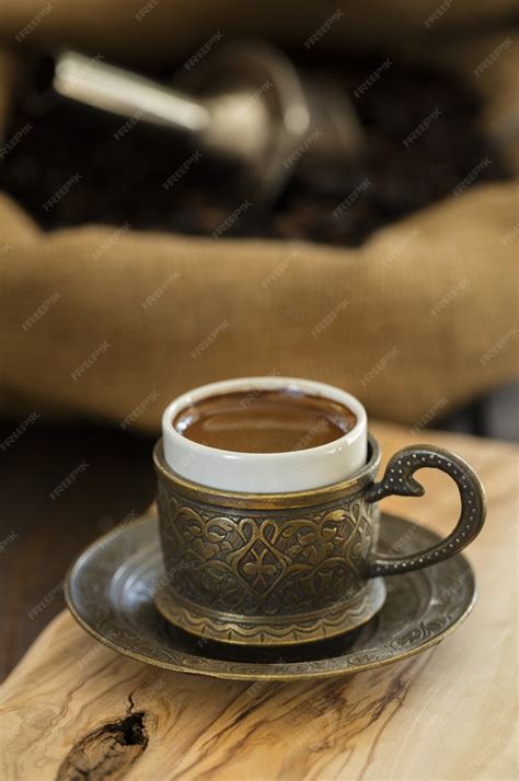 Café turc servi dans une tasse traditionnelle