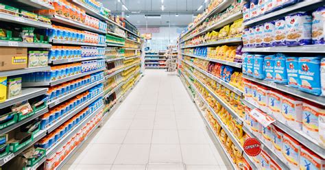 un rayon de supermarché avec des produits bien rangés