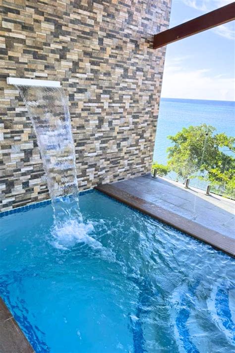 Bassin privé d'une suite vue mer avec panorama