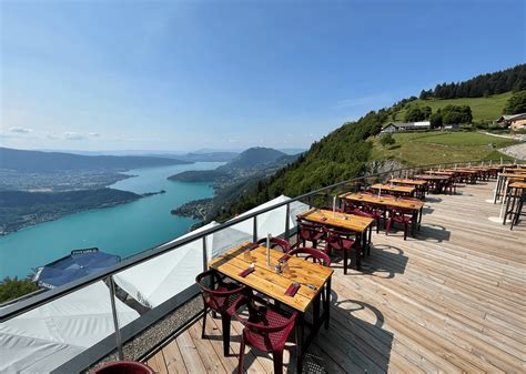 Restaurant Le Papillon avec vue sur la piscine