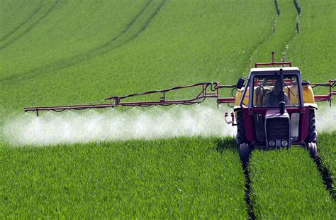 Illustration d'un champ agricole avec des produits phytosanitaires