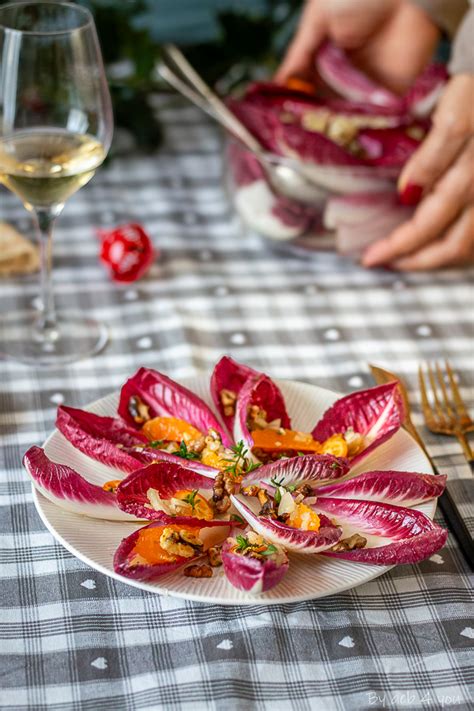 illustration d'une salade d'endives rouges avec divers ingrédients