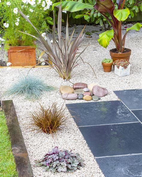 Jardin paysager avec gravier rose et plantes méditerranéennes