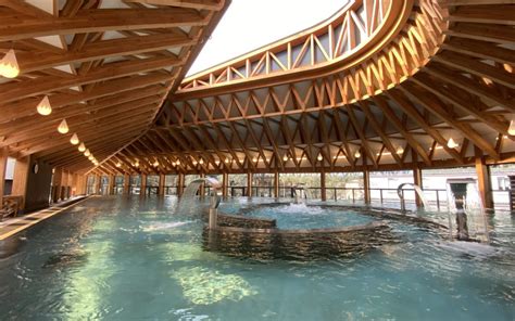 Vue aérienne de Vals-les-Bains avec des thermes