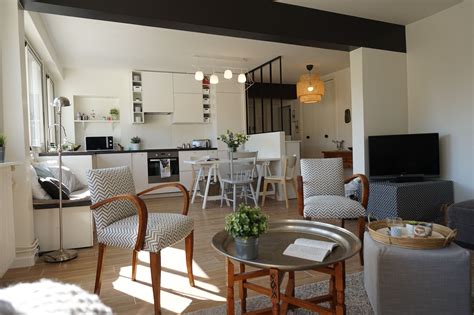 Intérieur chaleureux d'un gîte avec salon et cuisine