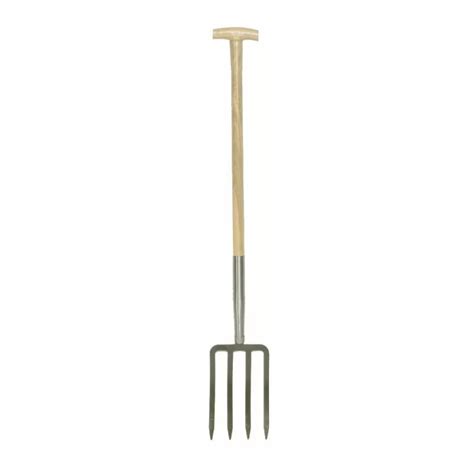 Enfant jardinant avec une petite fourche en bois
