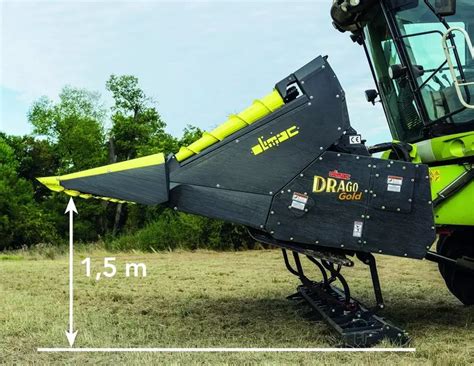 Moissonneuse-batteuse équipée d'un cueilleur à tournesol en action dans un champ de Touraine