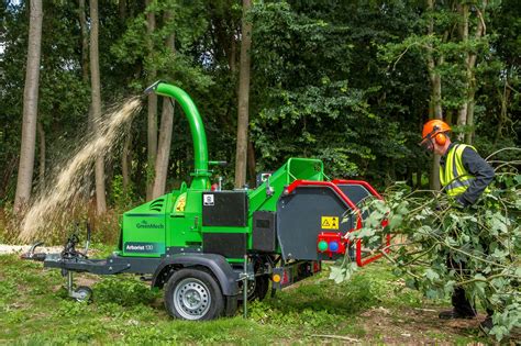 Broyeur professionnel en action sur un chantier