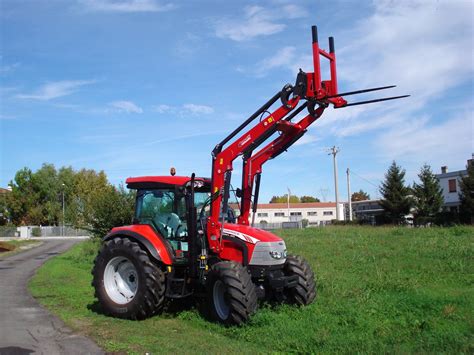 Tracteur avec chargeur frontal et épandeur de fumier