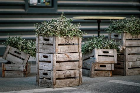 gros plan sur des caisses en bois vintage récupérées chez un caviste