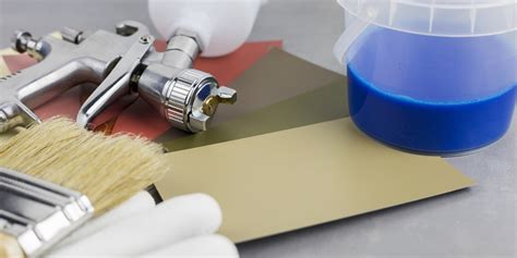 un jardinier agenouillé appliquant de la peinture de protection sur son coffre en bois terminé