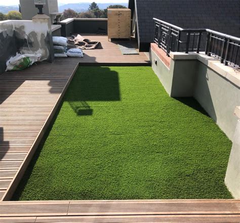 Exemples d'aménagements de terrasses combinant bois et gazon synthétique
