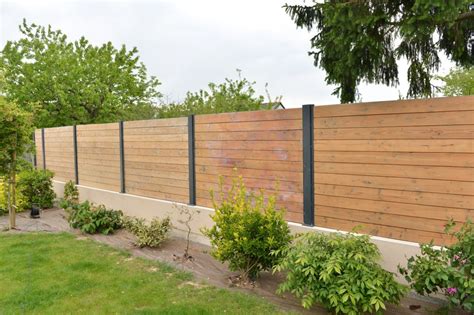 Clôture en panneaux horizontaux de bois foncé, exemple de réalisation DIY