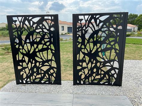 Clôture en plaques métalliques roses avec motifs découpés