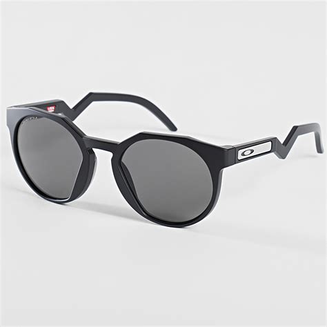Logo Oakley et lunettes de soleil emblématiques