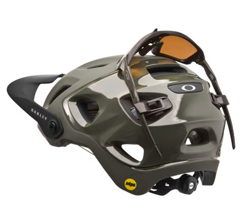Casque de VTT Oakley DRT5 sur un fond boisé