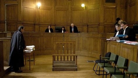 Assesseurs citoyens dans un tribunal