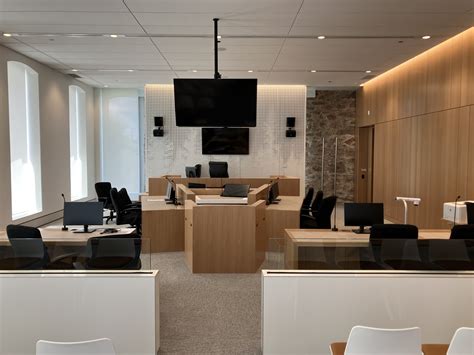 Intérieur rénové d'un palais de justice