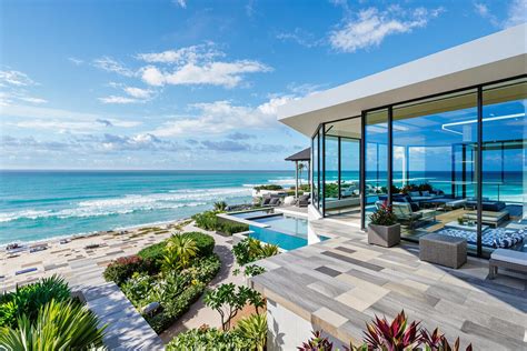 Vue mer depuis une villa avec piscine