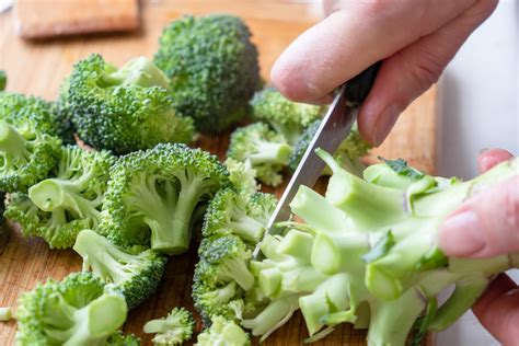 Macération de tiges de brocoli dans un seau